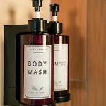 Nuit Romantique, Avec Jacuzzi Et Cinema Prive Au Design Japandi