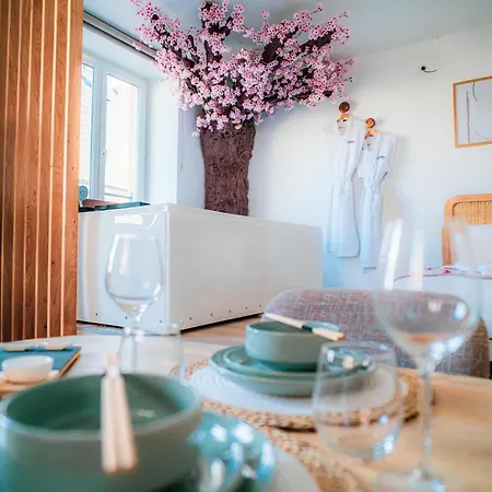 Apartment Nuit Romantique, Avec Jacuzzi Et Cinema Prive Au Design Japandi