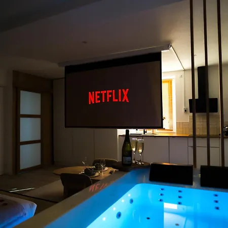 Nuit Romantique, Avec Jacuzzi Et Cinema Prive Au Design Japandi *