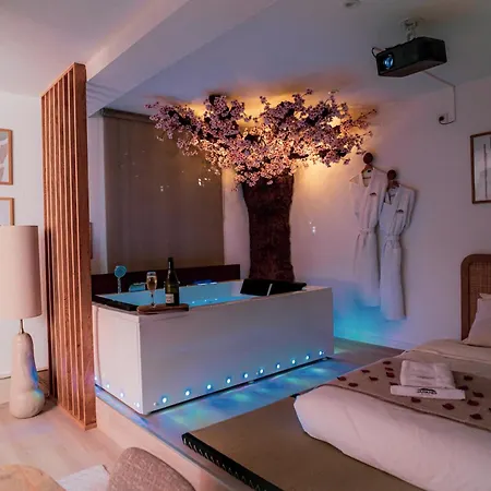 Nuit Romantique, Avec Jacuzzi Et Cinema Prive Au Design Japandi