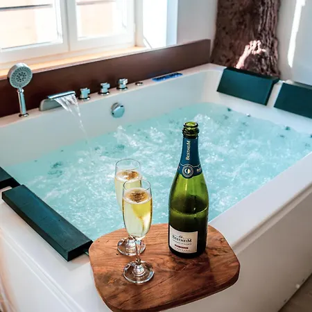 Nuit Romantique, Avec Jacuzzi Et Cinema Prive Au Design Japandi *