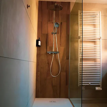 Apartment Nuit Romantique, Avec Jacuzzi Et Cinema Prive Au Design Japandi
